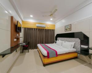 Ένα ή περισσότερα κρεβάτια σε δωμάτιο στο Hotel Vihar Deluxe