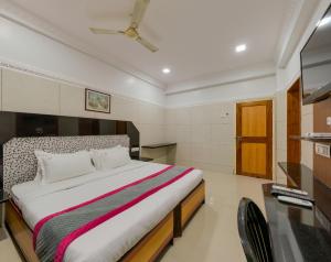 Ένα ή περισσότερα κρεβάτια σε δωμάτιο στο Hotel Vihar Deluxe