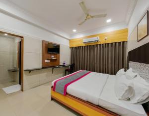 Ένα ή περισσότερα κρεβάτια σε δωμάτιο στο Hotel Vihar Deluxe