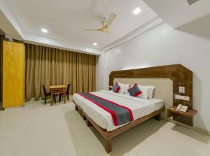 Ένα ή περισσότερα κρεβάτια σε δωμάτιο στο Hotel Vihar Deluxe