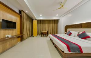 Μια τηλεόραση ή/και κέντρο ψυχαγωγίας στο Hotel Vihar Deluxe