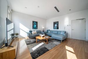 Χώρος καθιστικού στο Aqua by the Sea - 1BR, Beachfront, Pool & Gym