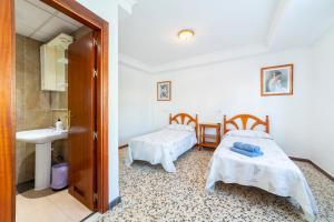 Un dormitorio con una cama, un lavabo y un espejo. en Hostal Moya, en Roquetas de Mar 123 fotos más