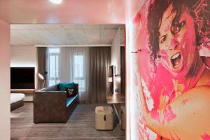 Ένα ή περισσότερα κρεβάτια σε δωμάτιο στο MOXY Frankfurt East