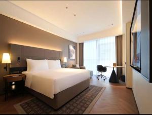 IntercityHotel Wuhan Nanhu Huanong房間的床
