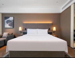 IntercityHotel Wuhan Nanhu Huanong房間的床