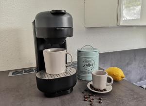 Příslušenství pro přípravu čaje a kávy v ubytování Ferienwohnung Morgenlicht
