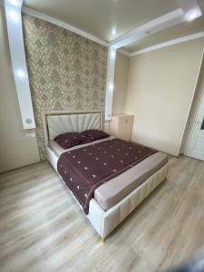 a bedroom with a large bed in a room at Двухкомнатные бизнес апартаменты в ЖК Заман in Atyraū