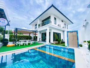 Bazén v ubytování Fhamai Pool Villa Pattaya (บ้านฟ้าใหม่ พูลวิลล่า) nebo v jeho okolí
