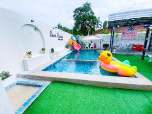 Bazén v ubytování Fhamai Pool Villa Pattaya (บ้านฟ้าใหม่ พูลวิลล่า) nebo v jeho okolí