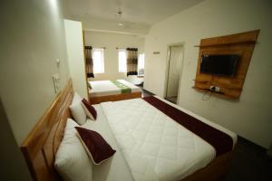 Postel nebo postele na pokoji v ubytování Naksha Tree Hotels - Yelagiri