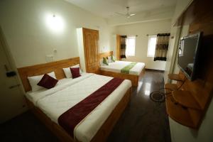 Postel nebo postele na pokoji v ubytování Naksha Tree Hotels - Yelagiri