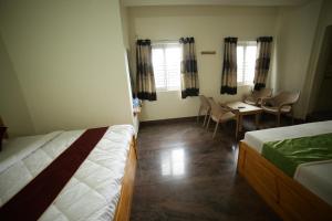 Postel nebo postele na pokoji v ubytování Naksha Tree Hotels - Yelagiri