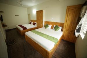 Postel nebo postele na pokoji v ubytování Naksha Tree Hotels - Yelagiri