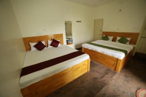 Postel nebo postele na pokoji v ubytování Naksha Tree Hotels - Yelagiri