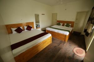 Postel nebo postele na pokoji v ubytování Naksha Tree Hotels - Yelagiri