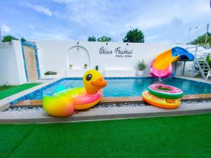 Bazén v ubytování Fhamai Pool Villa Pattaya (บ้านฟ้าใหม่ พูลวิลล่า) nebo v jeho okolí