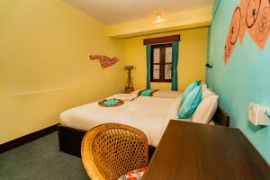 Ein Bett oder Betten in einem Zimmer der Unterkunft Rest Up Thamel Hostel