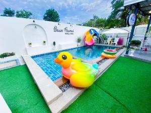 Bazén v ubytování Fhamai Pool Villa Pattaya (บ้านฟ้าใหม่ พูลวิลล่า) nebo v jeho okolí