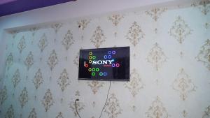 TV a/nebo společenská místnost v ubytování Radhika Hotel