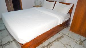 Postel nebo postele na pokoji v ubytování Radhika Hotel