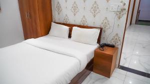 Postel nebo postele na pokoji v ubytování Radhika Hotel