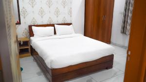 Postel nebo postele na pokoji v ubytování Radhika Hotel