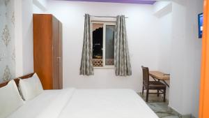 Postel nebo postele na pokoji v ubytování Radhika Hotel