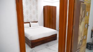Postel nebo postele na pokoji v ubytování Radhika Hotel