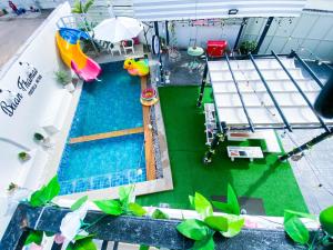 Bazén v ubytování Fhamai Pool Villa Pattaya (บ้านฟ้าใหม่ พูลวิลล่า) nebo v jeho okolí