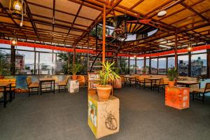 Ein Restaurant oder anderes Speiselokal in der Unterkunft Rest Up Thamel Hostel 