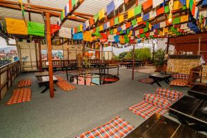 Ein Restaurant oder anderes Speiselokal in der Unterkunft Rest Up Thamel Hostel 