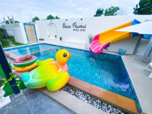 Bazén v ubytování Fhamai Pool Villa Pattaya (บ้านฟ้าใหม่ พูลวิลล่า) nebo v jeho okolí