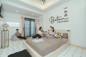 เตียงในห้องที่ Botan Boutique Hotel