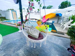 Bazén v ubytování Fhamai Pool Villa Pattaya (บ้านฟ้าใหม่ พูลวิลล่า) nebo v jeho okolí