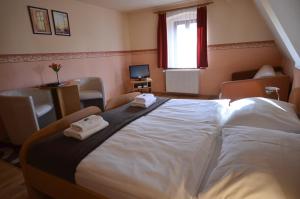 Posteľ alebo postele v izbe v ubytovaní Hotel U Kozicky