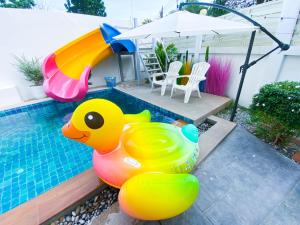 Bazén v ubytování Fhamai Pool Villa Pattaya (บ้านฟ้าใหม่ พูลวิลล่า) nebo v jeho okolí