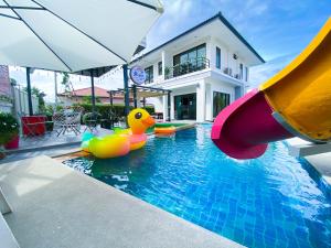 Bazén v ubytování Fhamai Pool Villa Pattaya (บ้านฟ้าใหม่ พูลวิลล่า) nebo v jeho okolí