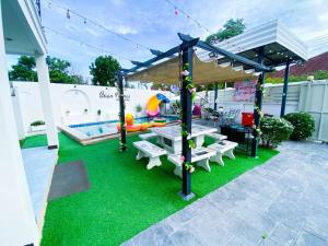 Herní místnost nebo prostor pro děti v ubytování Fhamai Pool Villa Pattaya (บ้านฟ้าใหม่ พูลวิลล่า)