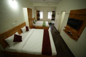 Postel nebo postele na pokoji v ubytování Naksha Tree Hotels - Yelagiri