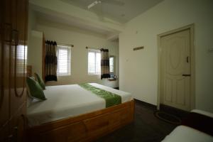 Postel nebo postele na pokoji v ubytování Naksha Tree Hotels - Yelagiri