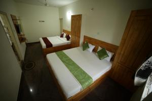 Postel nebo postele na pokoji v ubytování Naksha Tree Hotels - Yelagiri