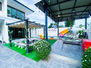 Bazén v ubytování Fhamai Pool Villa Pattaya (บ้านฟ้าใหม่ พูลวิลล่า) nebo v jeho okolí