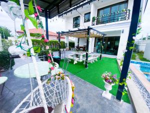 Bazén v ubytování Fhamai Pool Villa Pattaya (บ้านฟ้าใหม่ พูลวิลล่า) nebo v jeho okolí