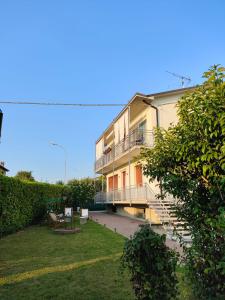 duży apartamentowiec z patio i dziedzińcem w obiekcie La casa dei butei w mieście Castelnuovo del Garda