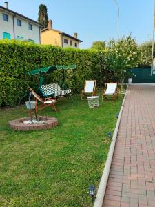 podwórze z dwoma krzesłami i huśtawką w obiekcie La casa dei butei w mieście Castelnuovo del Garda