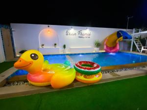 Bazén v ubytování Fhamai Pool Villa Pattaya (บ้านฟ้าใหม่ พูลวิลล่า) nebo v jeho okolí