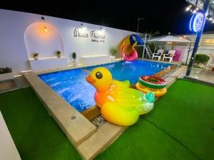 Bazén v ubytování Fhamai Pool Villa Pattaya (บ้านฟ้าใหม่ พูลวิลล่า) nebo v jeho okolí