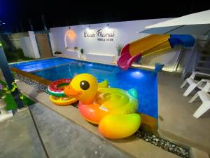 Bazén v ubytování Fhamai Pool Villa Pattaya (บ้านฟ้าใหม่ พูลวิลล่า) nebo v jeho okolí