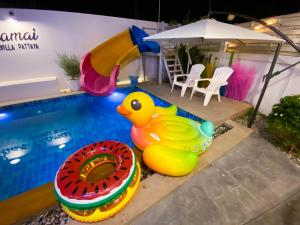 Bazén v ubytování Fhamai Pool Villa Pattaya (บ้านฟ้าใหม่ พูลวิลล่า) nebo v jeho okolí